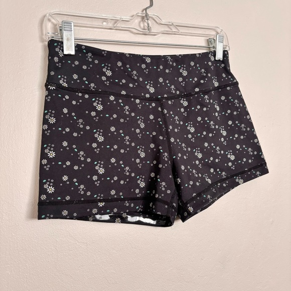 IAB MFG I Am Becoming 3-Inch No-Rise Daisy Biker Booty Shorts Size 8/Medium - Picture 2 of 7